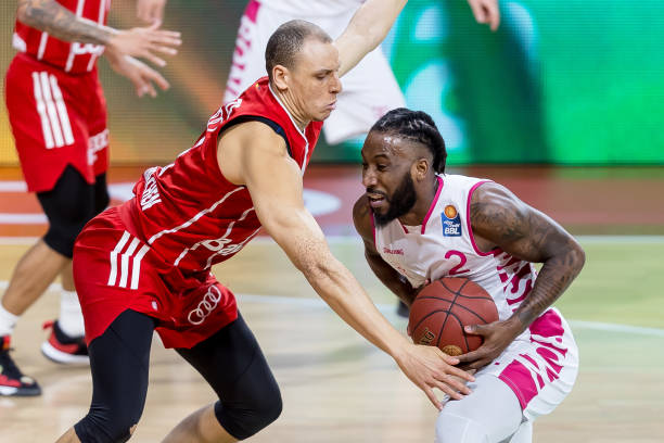 运动员们每 运动员们每