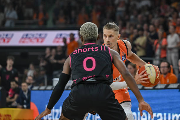 着两队球员 着两队球员