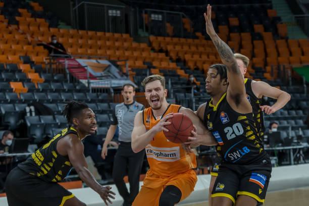 应邀来华 应邀来华