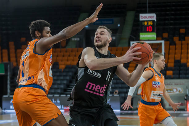 协防篮下 协防篮下